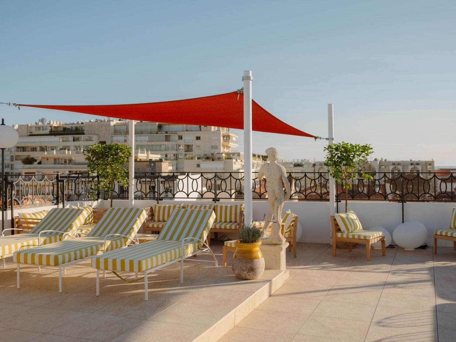 Prestigious Cannes Residence with Rooftop, Sauna & 64 Guest Capacity