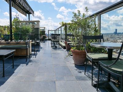 Rooftop Paris: 360° Views & Chic Garden Events