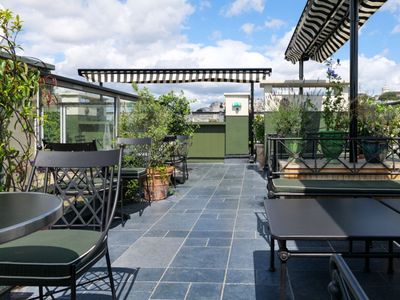 Rooftop Paris: 360° Views & Chic Garden Events