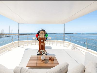 Yacht de Luxe à Cannes : Événements Méditerranéens pour 150 Invités