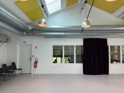 Reclaimed Railway Hall in Paris 19th: A Solidarity Event Space