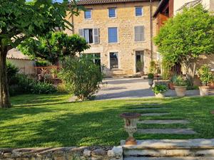 Domaine de Luxe près de Lyon : 7 Chambres, Piscine & Jardin pour Événements