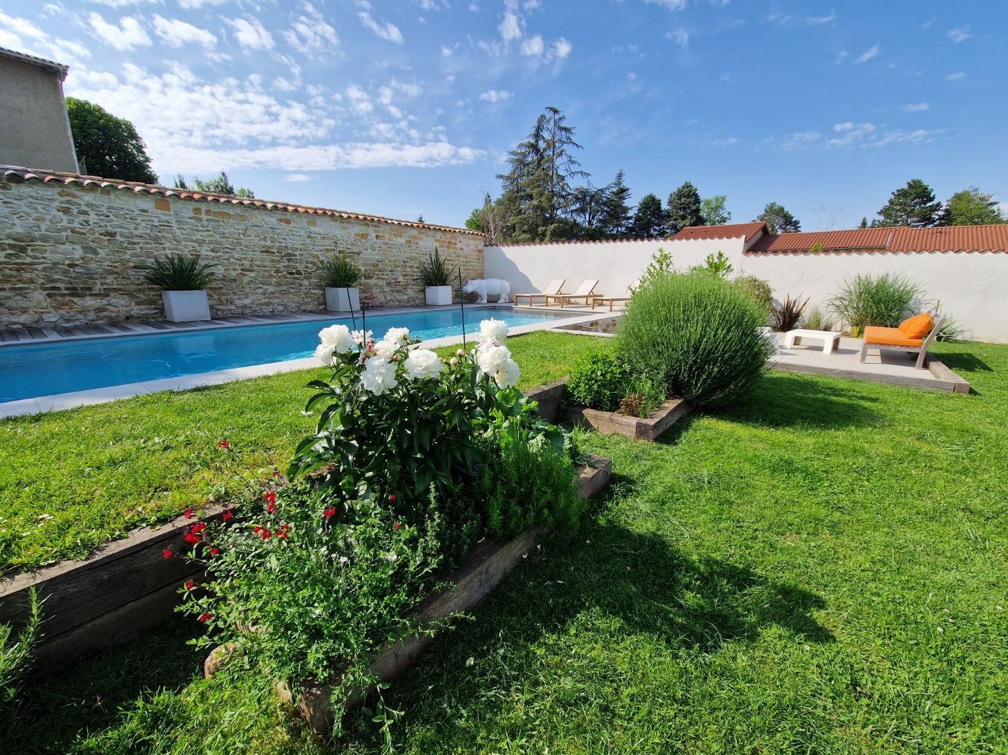 Domaine de Luxe près de Lyon : 7 Chambres, Piscine & Jardin pour Événements