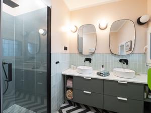 Sur les hauteurs de Marseille, la Villa Les Cactées du XXe siècle a été relookée de façon contemporaine.
