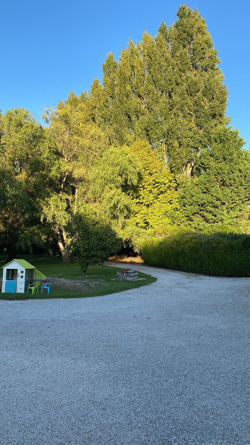 6000m² garden with access to an arm of the Charente river