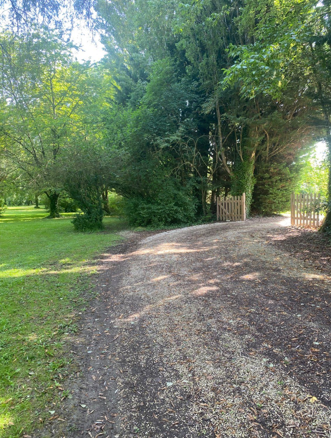 6000m² garden with access to an arm of the Charente river