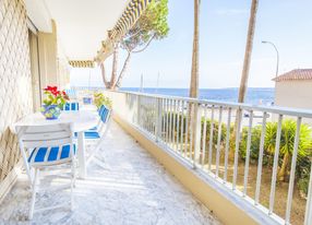 Large terrace next to the beach