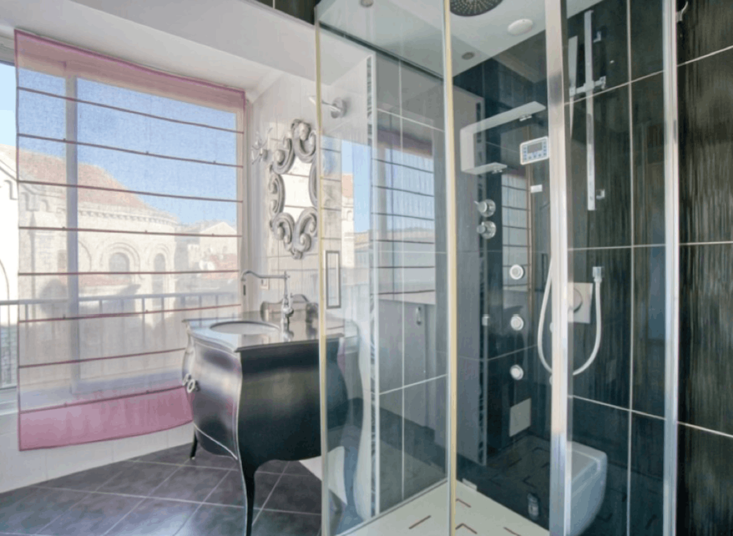 Sea-View Cannes Apartment Opposite Palais des Festivals