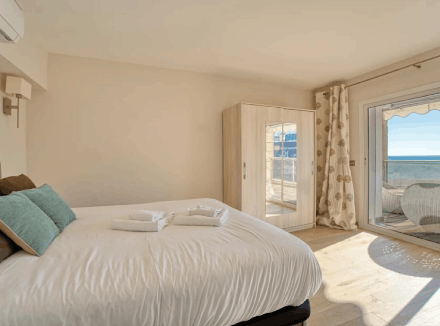 Sea-View Cannes Apartment Opposite Palais des Festivals