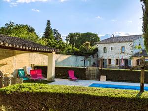 Winegrower's farmhouse with swimming pool