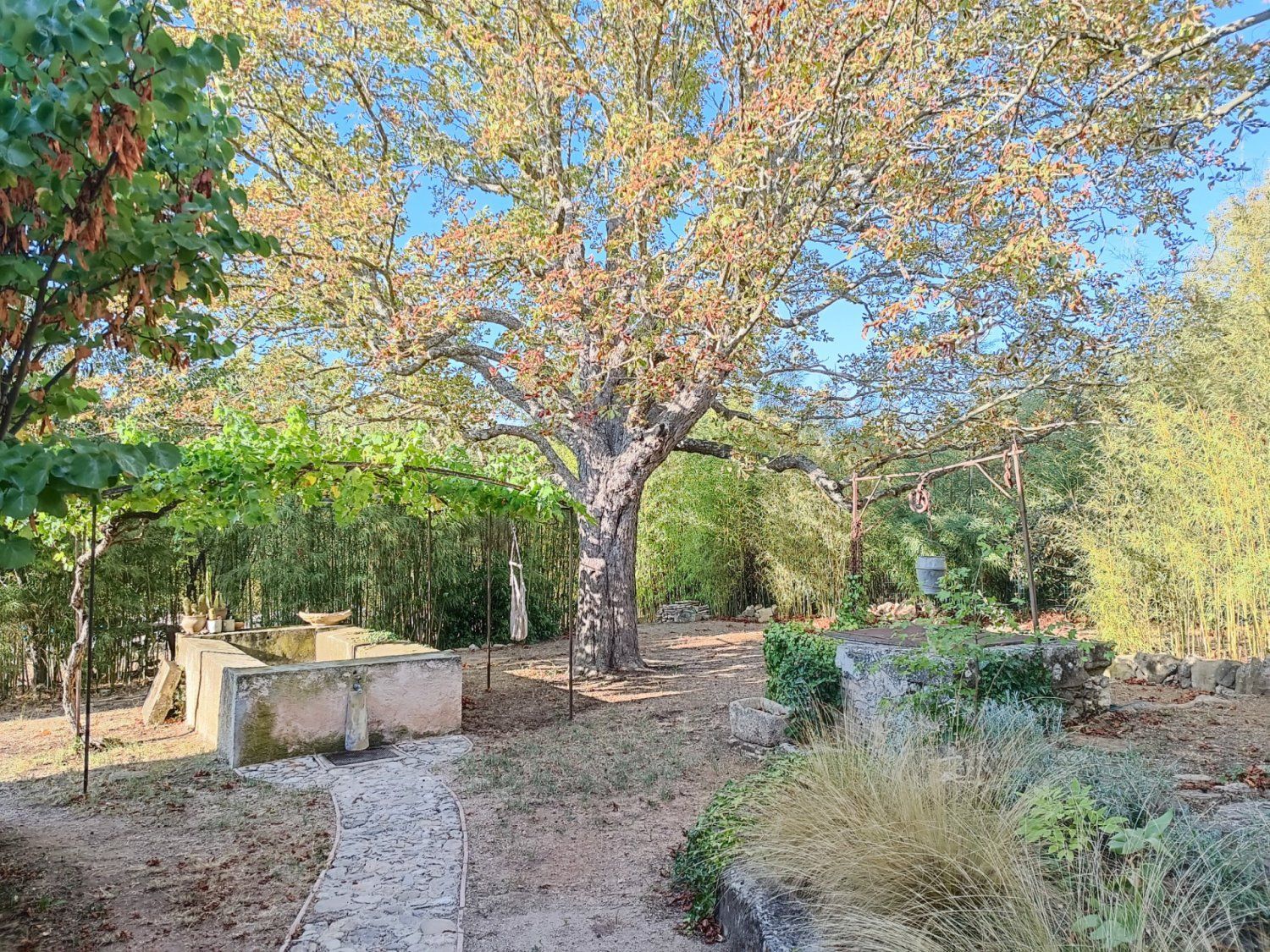 7000m² park at the gates of Aix-en-Provence, view of Sainte-Victoire