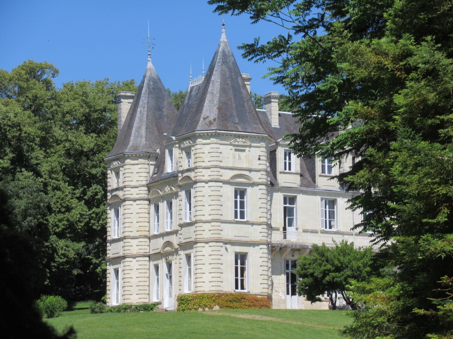 Château et granges de réception à 5 km de la gare de TGV de Chatellerault