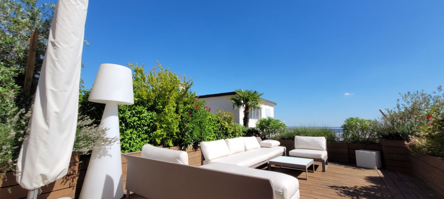 100 m² terrace with panoramic view of Lyon