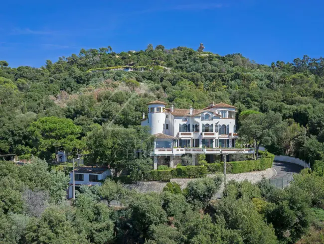 Elegant Cannes Villa with Panoramic Bay Views & Pool