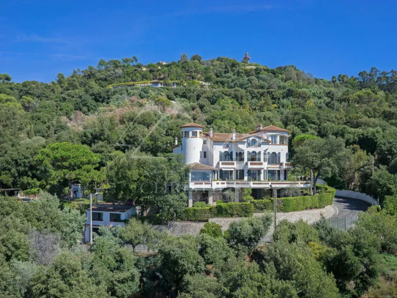 Elegant Cannes Villa with Panoramic Bay Views & Pool