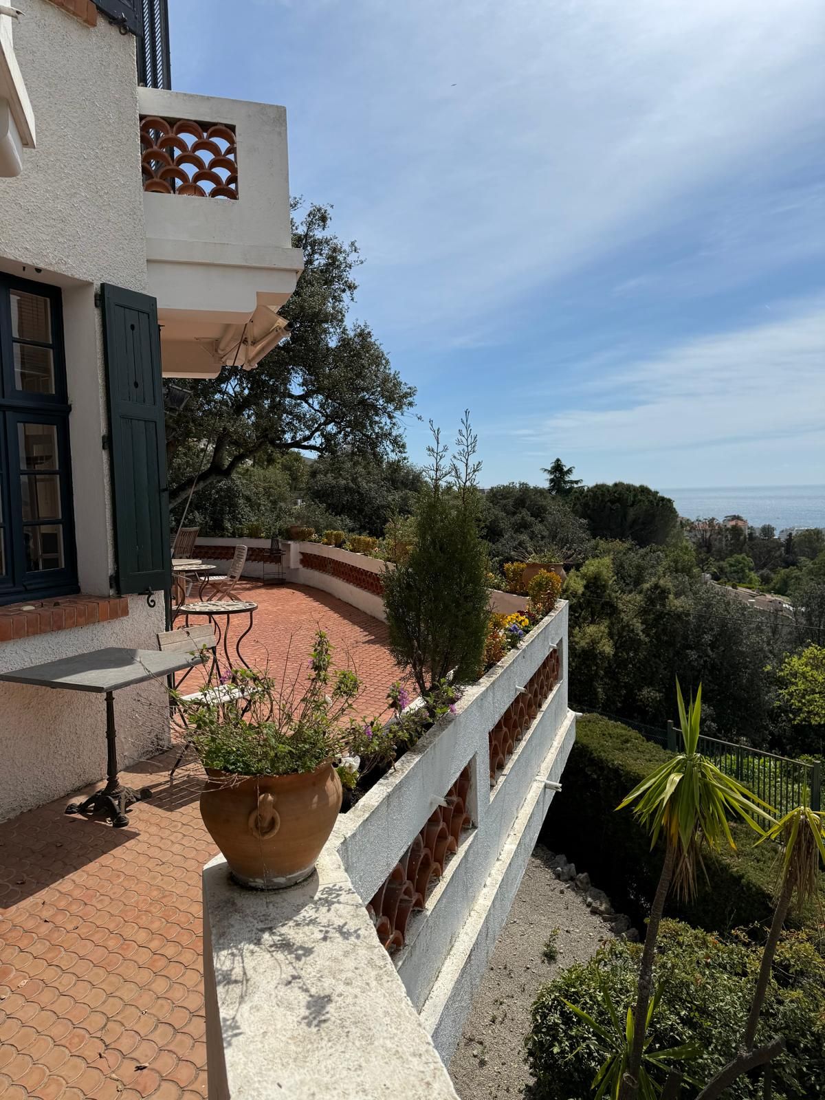 Elegant Cannes Villa with Panoramic Bay Views & Pool