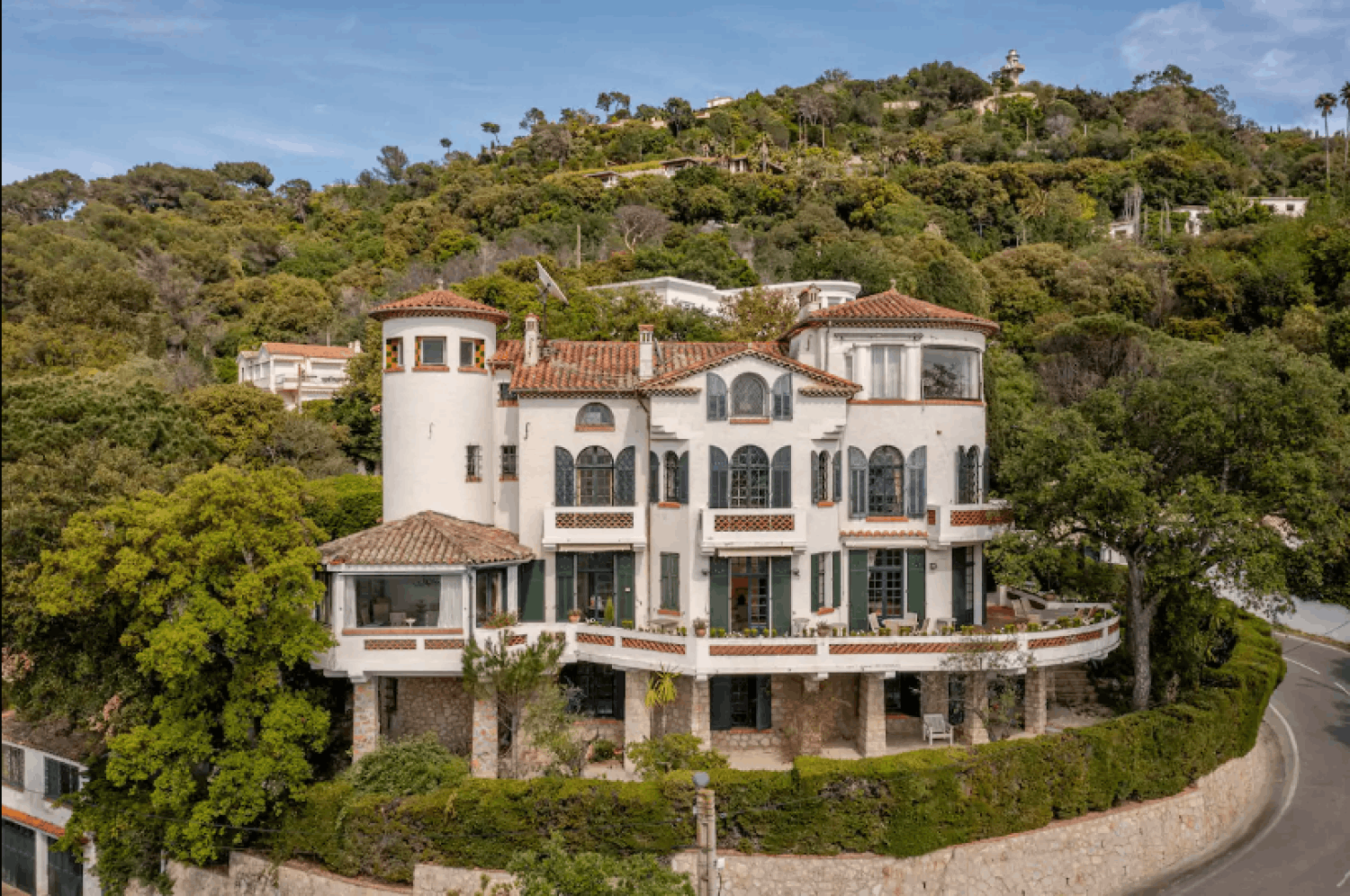 Elegant Cannes Villa with Panoramic Bay Views & Pool