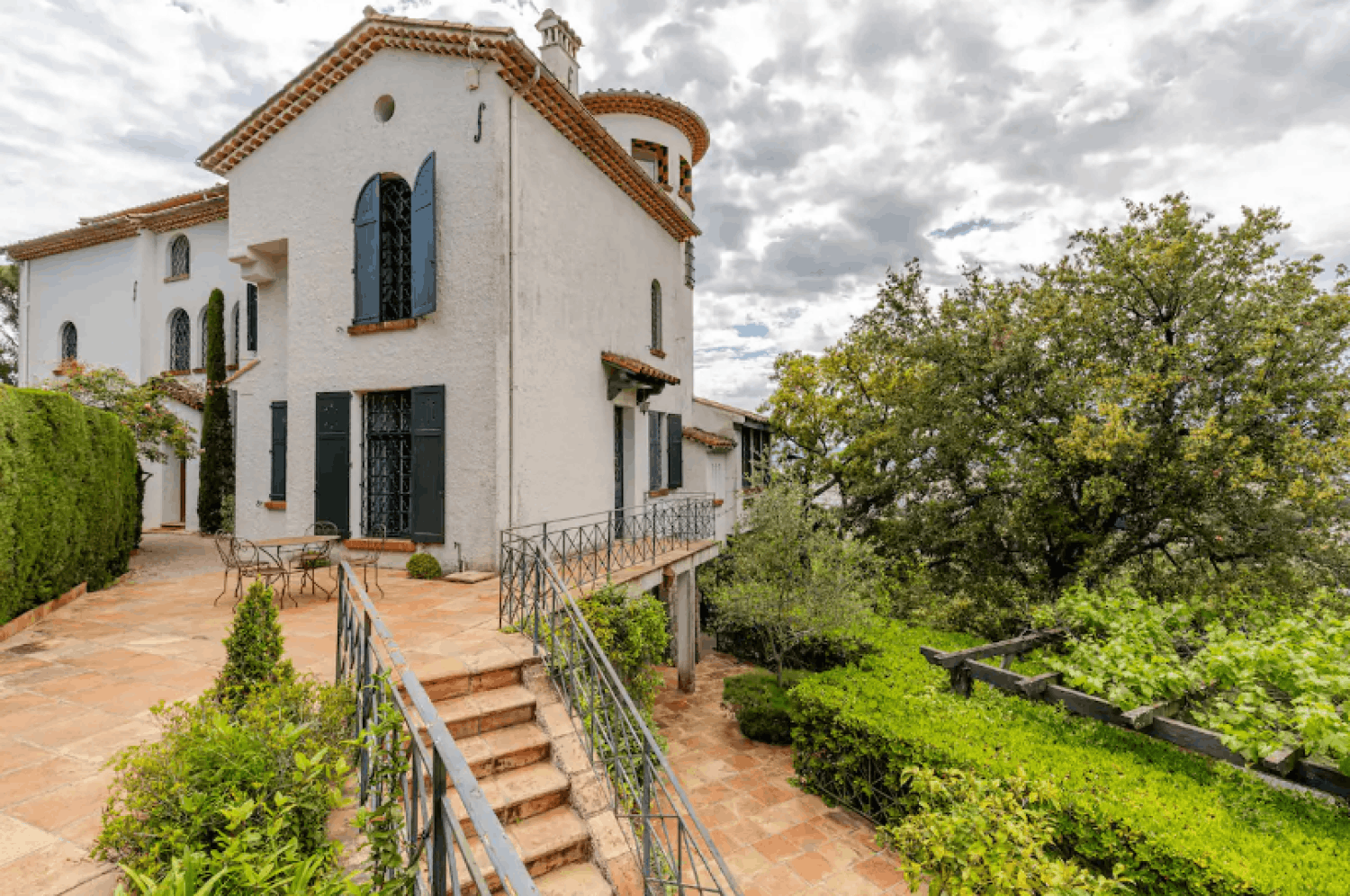 Elegant Cannes Villa with Panoramic Bay Views & Pool