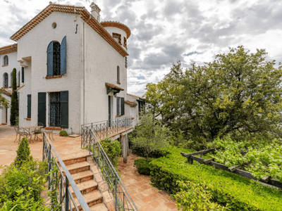 Elegant Cannes Villa with Panoramic Bay Views & Pool
