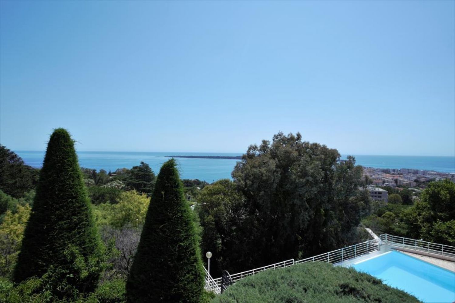 Loft perfect for cocktails overlooking Cannes