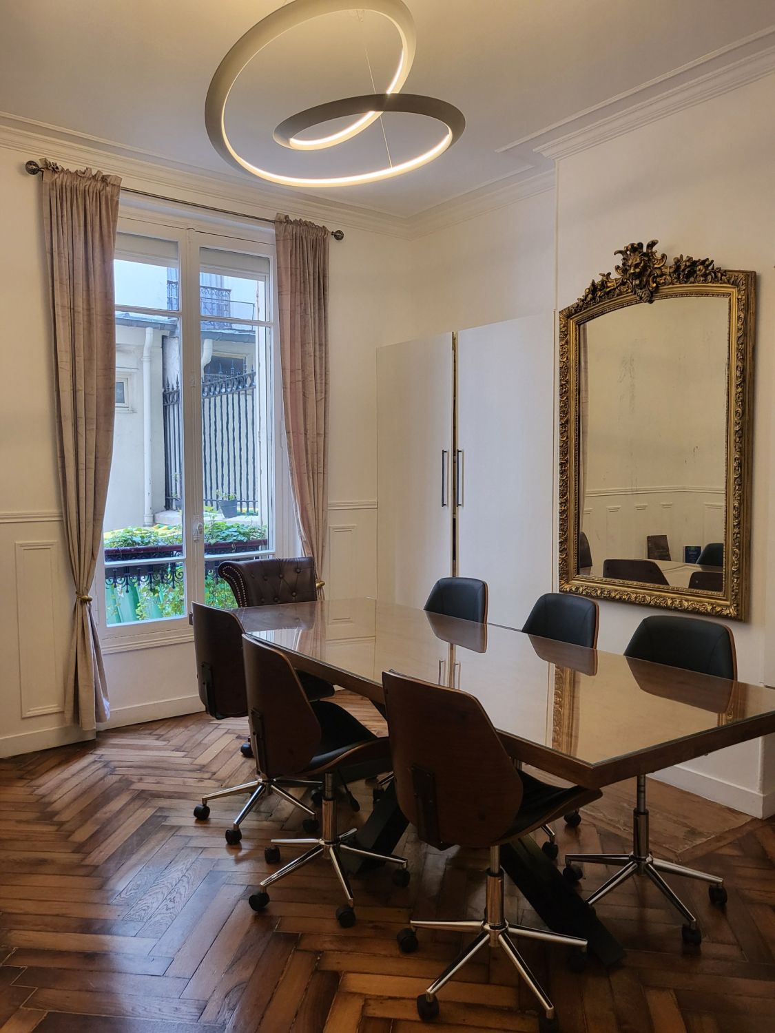 Salle de Réunion Élégante Près de l'Arc de Triomphe | Espace Événementiel Paris