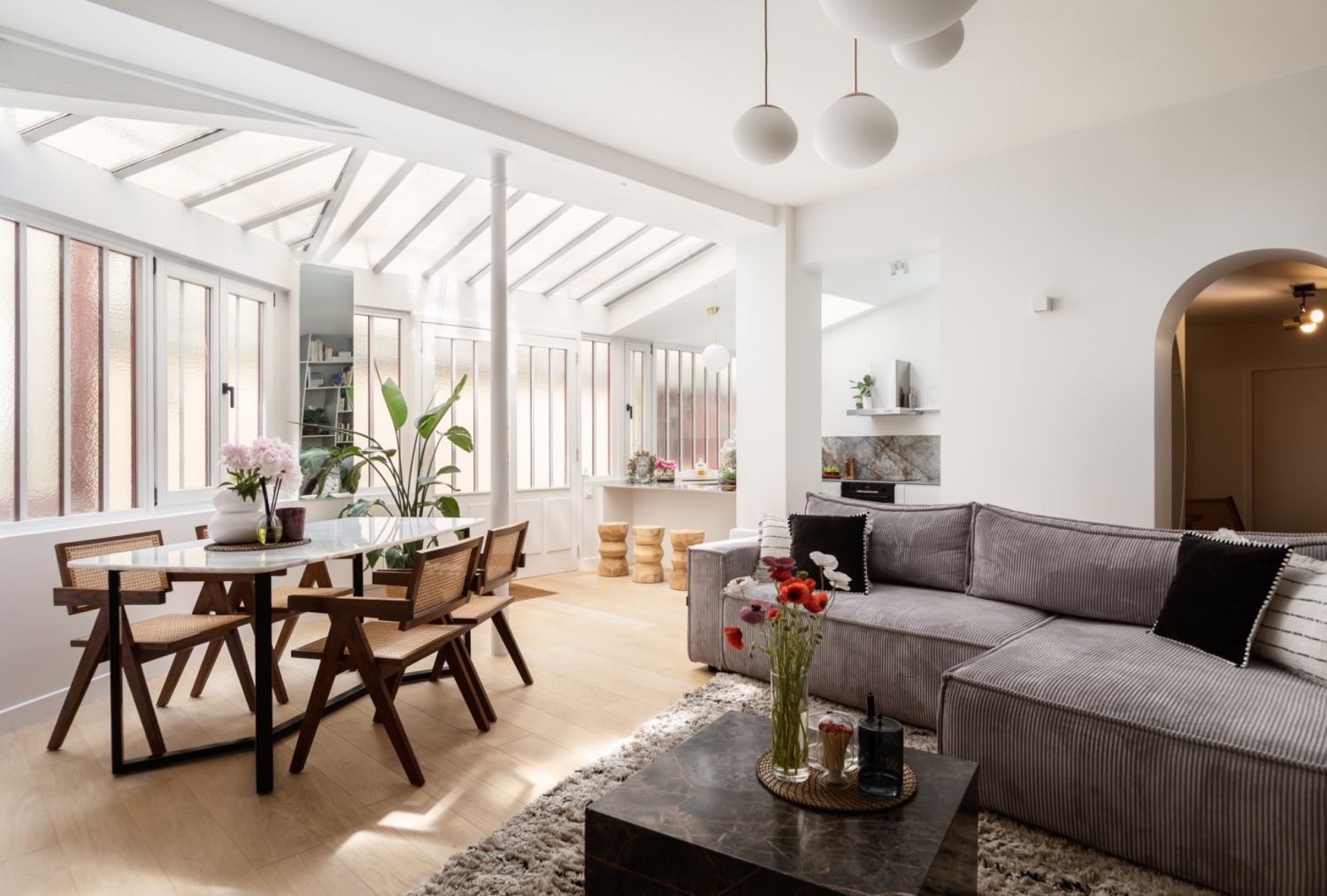 Appartement de Luxe de 95m² Conçu par un Architecte dans le Marais avec Cour