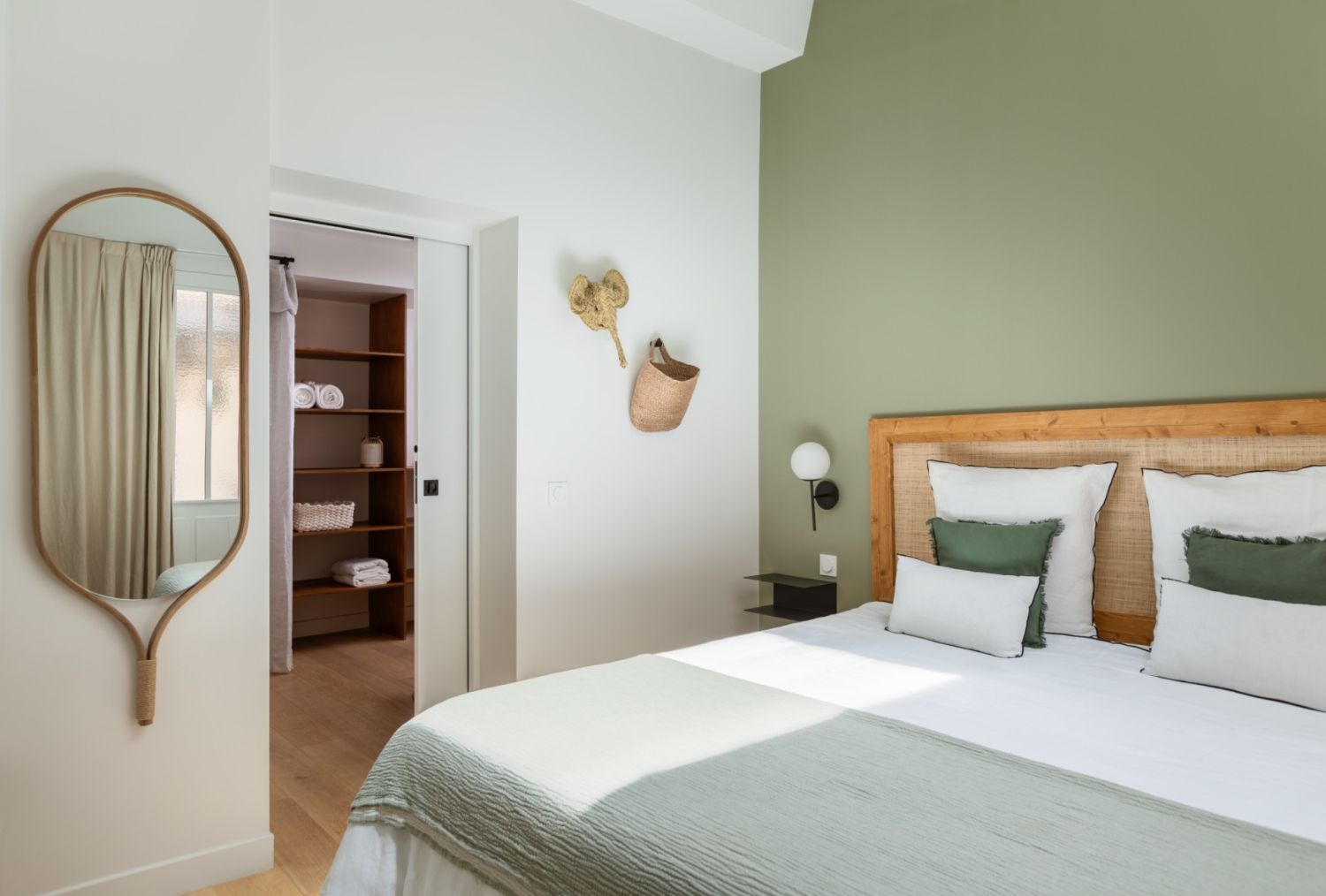Appartement de Luxe de 95m² Conçu par un Architecte dans le Marais avec Cour