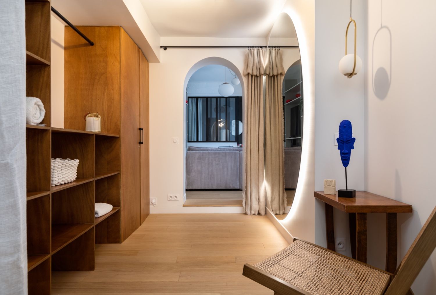 Appartement de Luxe de 95m² Conçu par un Architecte dans le Marais avec Cour
