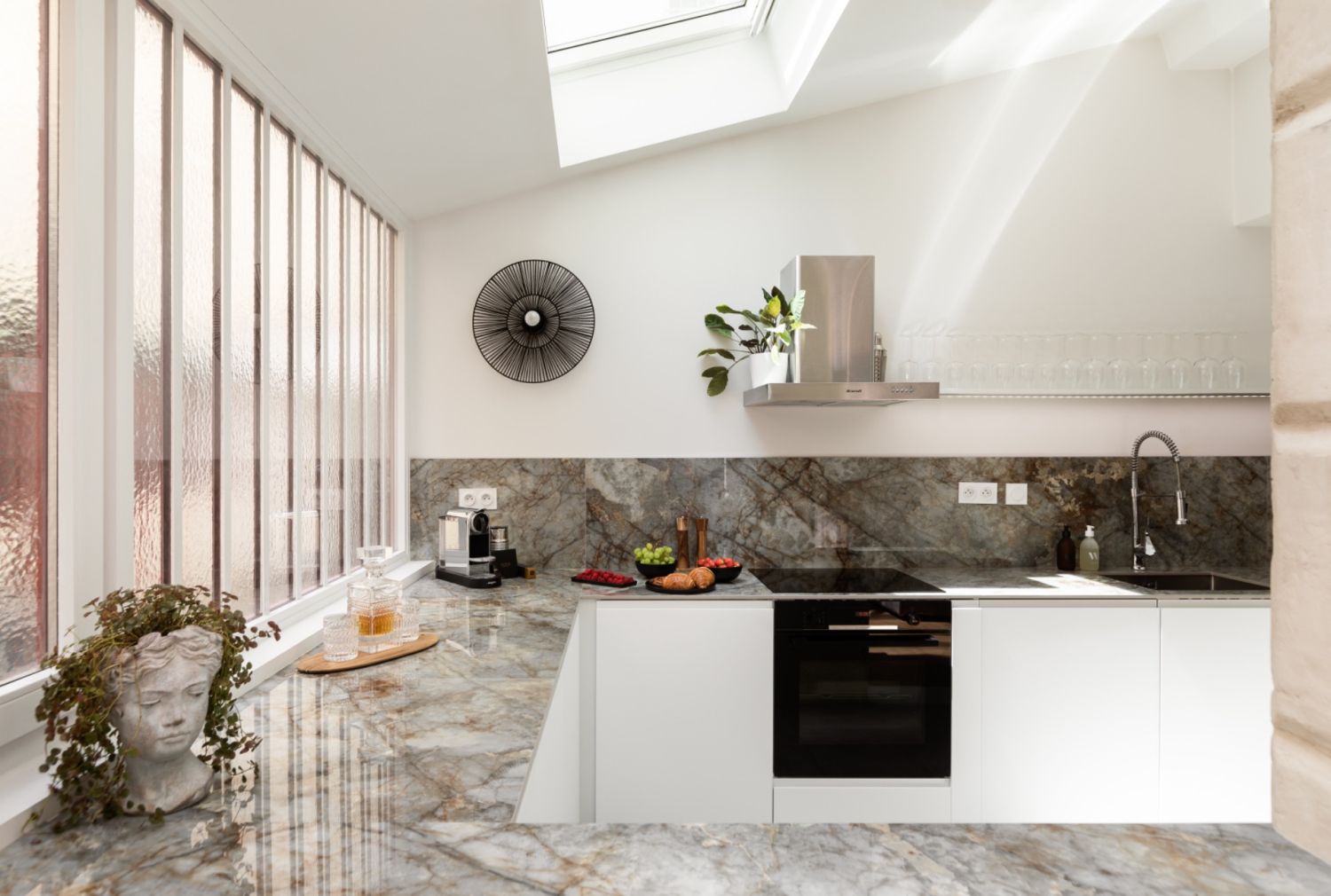 Appartement de Luxe de 95m² Conçu par un Architecte dans le Marais avec Cour