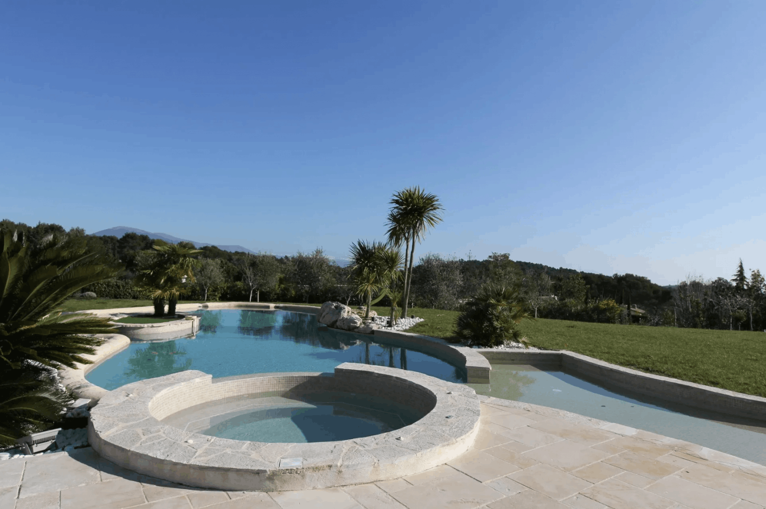 PROPRIETE DE PRESTIGE PISCINE JACUZZI