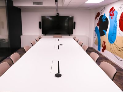 Meeting room for 14 to 16 people