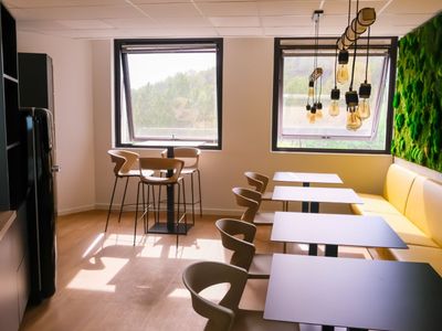 Meeting room for 14 to 16 people