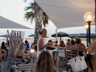 Restaurant sur la plage méditerranéenne