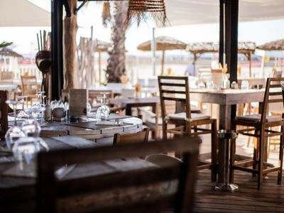 Restaurant sur la plage méditerranéenne