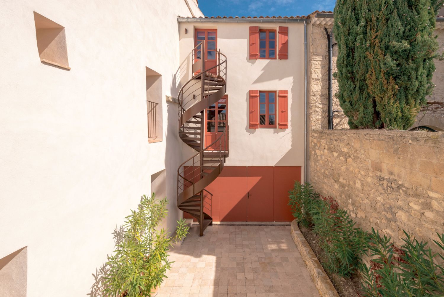 300 m² village house with bohemian chic decor 