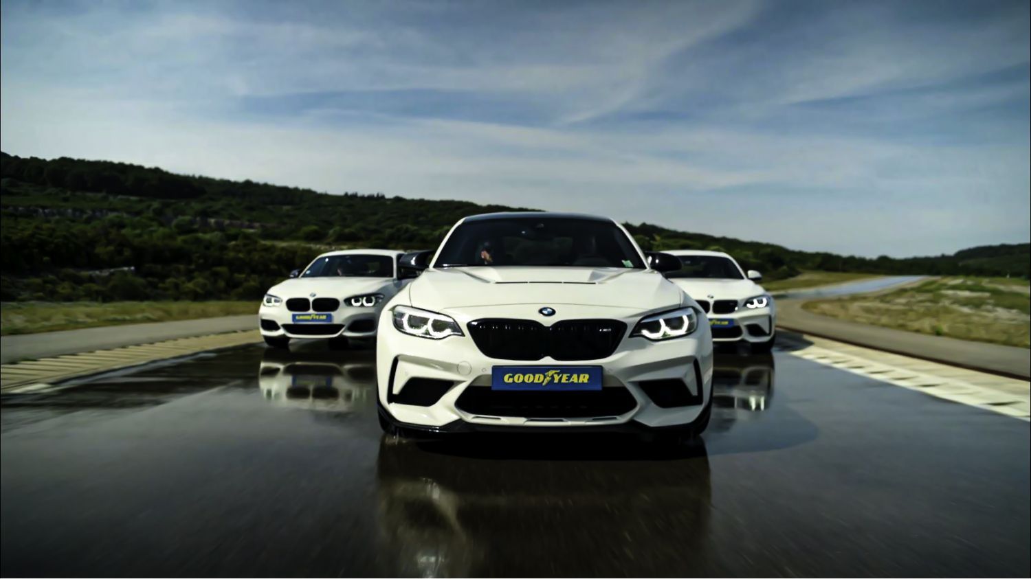 Sliding driving courses on circuit by a F1 driver / seminar room/ catering