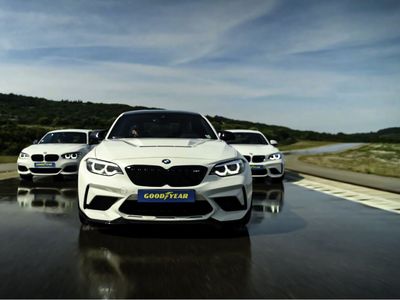 Sliding driving courses on circuit by a F1 driver / seminar room/ catering