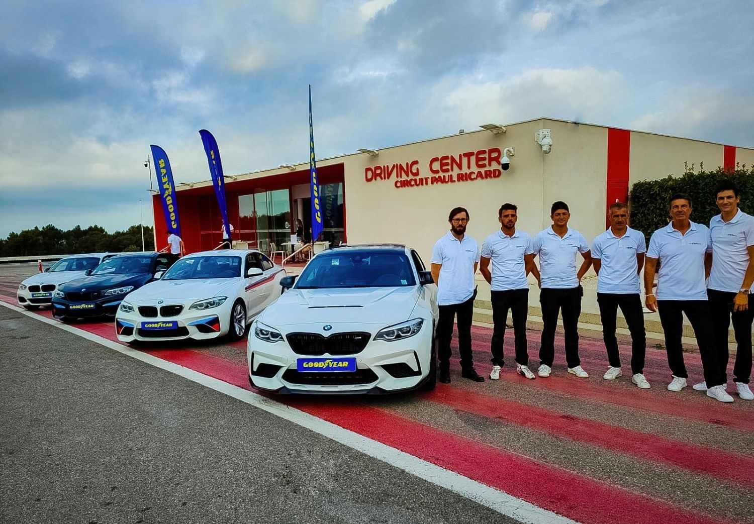 Sliding driving courses on circuit by a F1 driver / seminar room/ catering