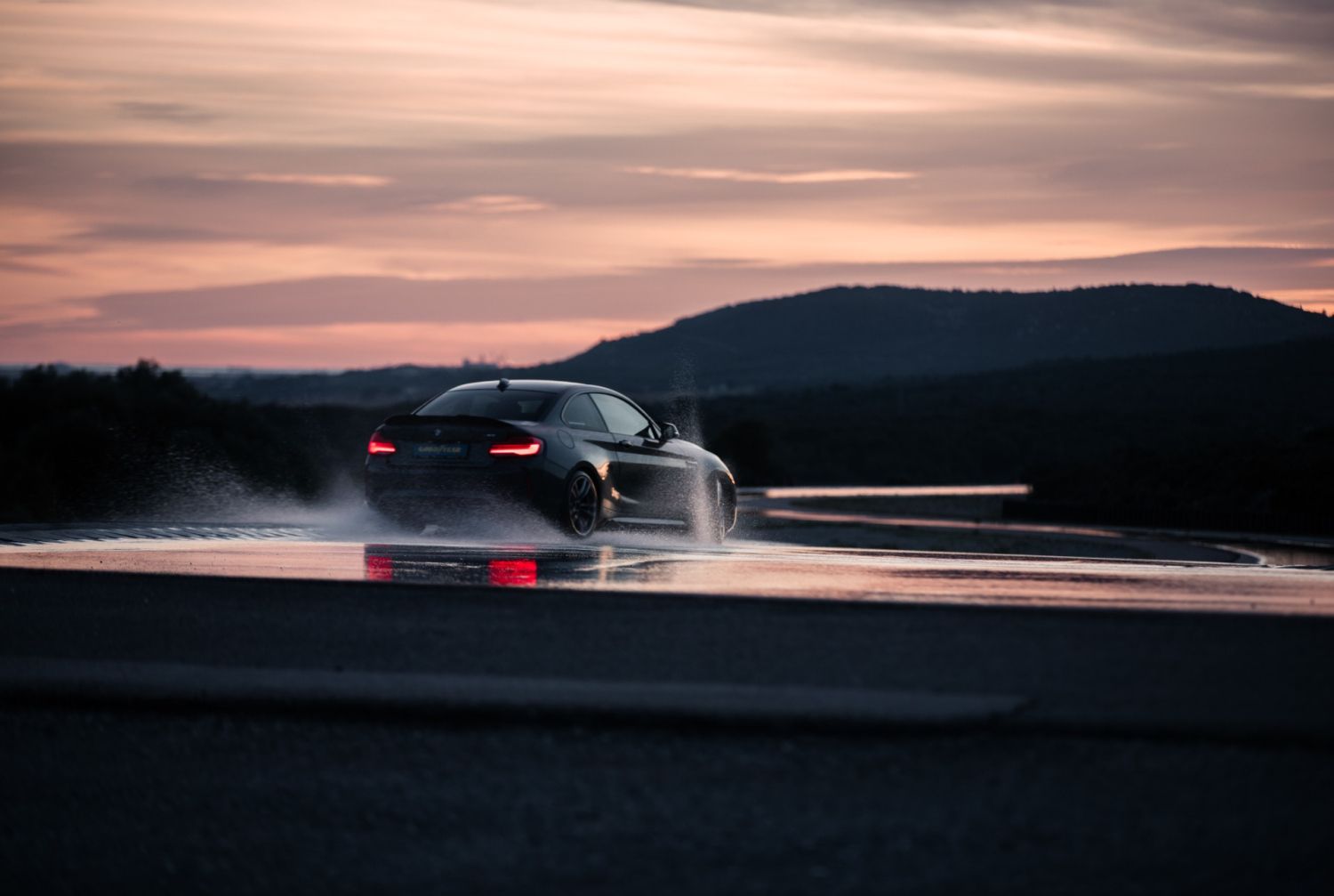 Sliding driving courses on circuit by a F1 driver / seminar room/ catering