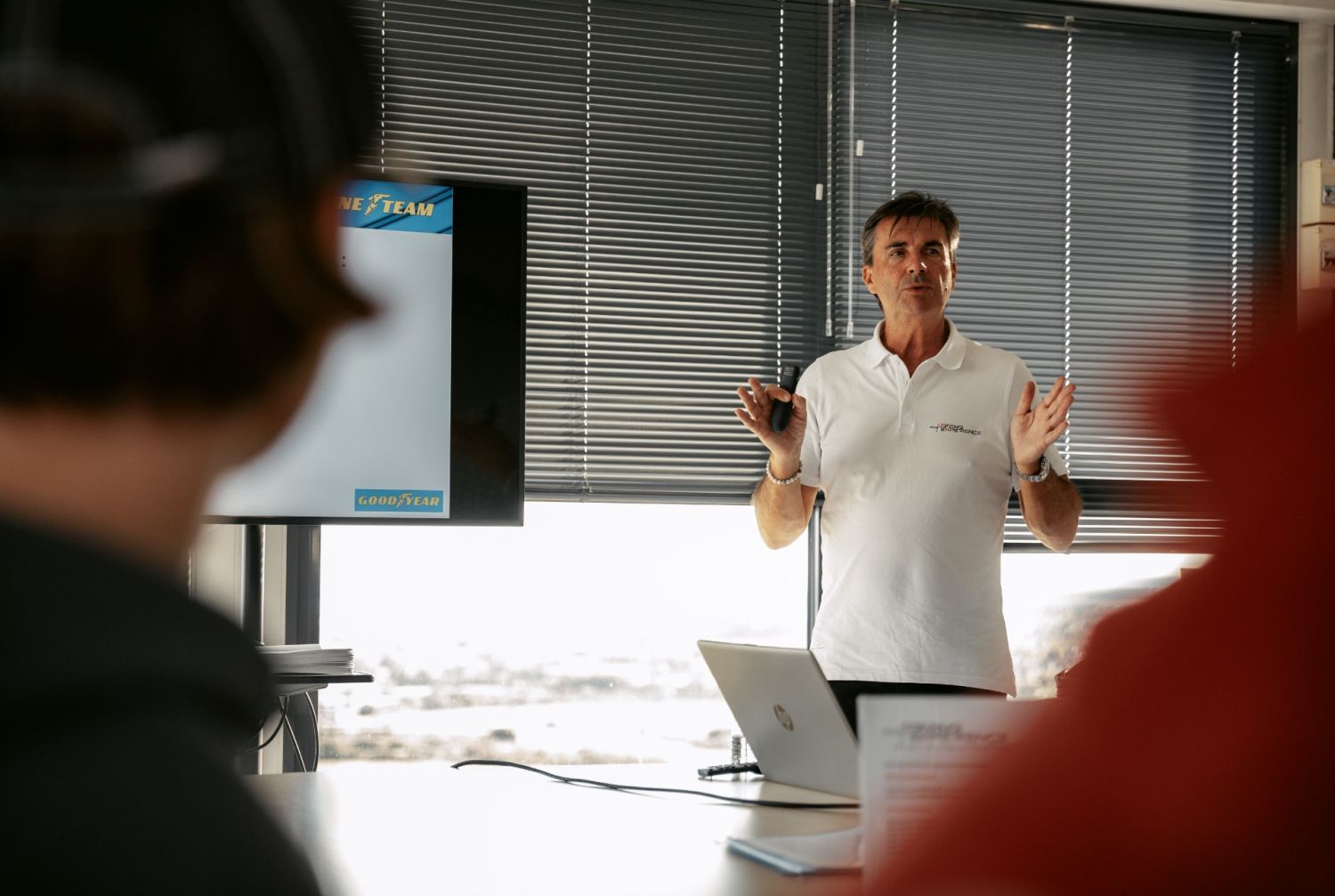 Sliding driving courses on circuit by a F1 driver / seminar room/ catering