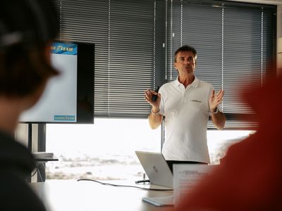 Sliding driving courses on circuit by a F1 driver / seminar room/ catering