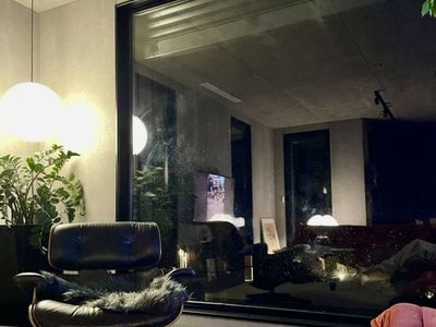 Maison Ultra Contemporaine avec Meubles Iconiques des Années 70 et Murs en Béton