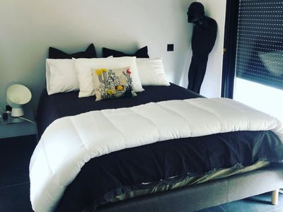 Maison Ultra Contemporaine avec Meubles Iconiques des Années 70 et Murs en Béton