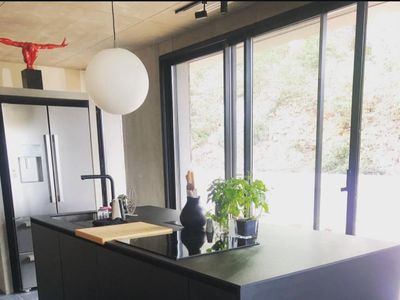 Maison Ultra Contemporaine avec Meubles Iconiques des Années 70 et Murs en Béton