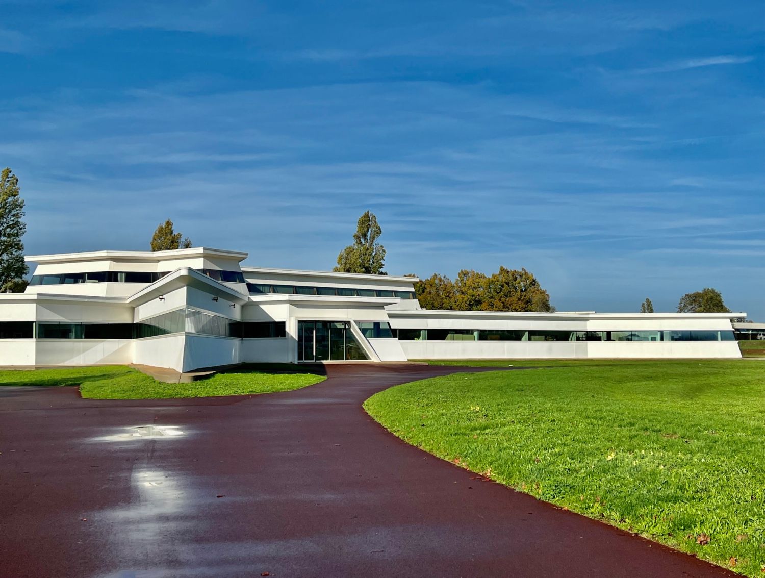Rare industrial building one hour from La Rochelle