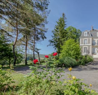 Charming castle with a huge garden