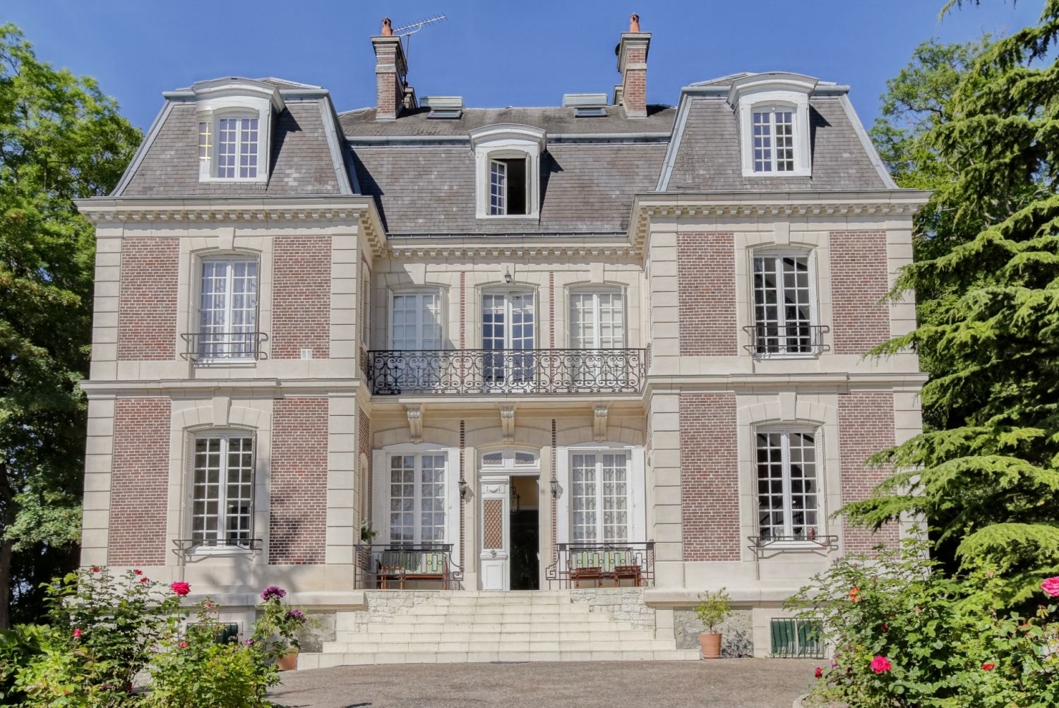 Charming castle with a huge garden