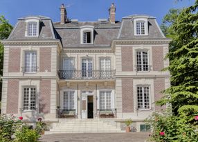 Charming castle with a huge garden