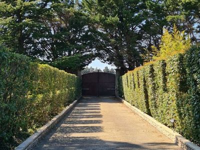 Extérieur exceptionnel, cascade piscine pool house et oliveraie 