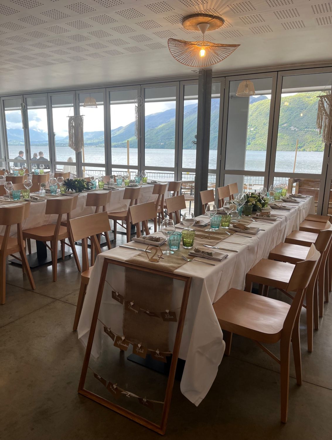 Salle de restaurant de 200m² avec terrasse et plage privée